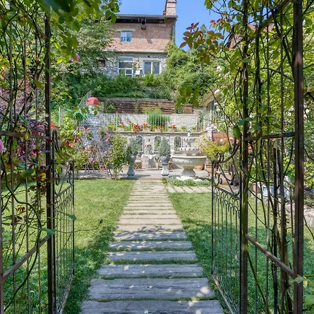 Апартаменты Royal Garden *