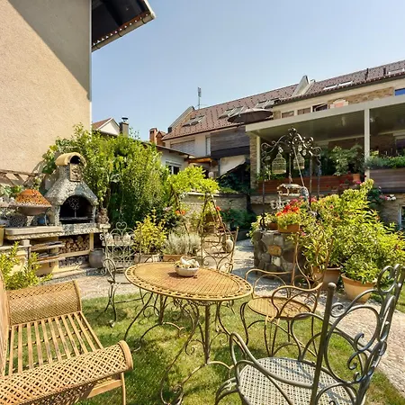 Royal Garden Апартаменты Шкофья-Лока